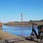 Hébergement de vacances G15 Haus Mit Whirlwanne Direkt An Der Nordseekues By Interhome *
